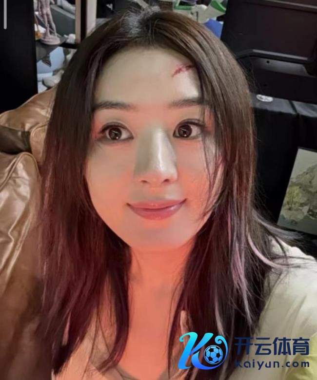 赵丽颖带女儿逛动物园 子母同框幸福满溢